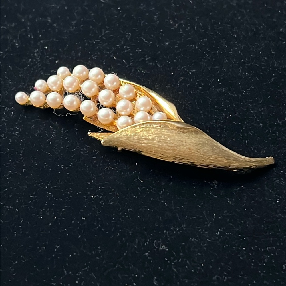 Vintage Kramer Pearl Floral Brooch EEEUC